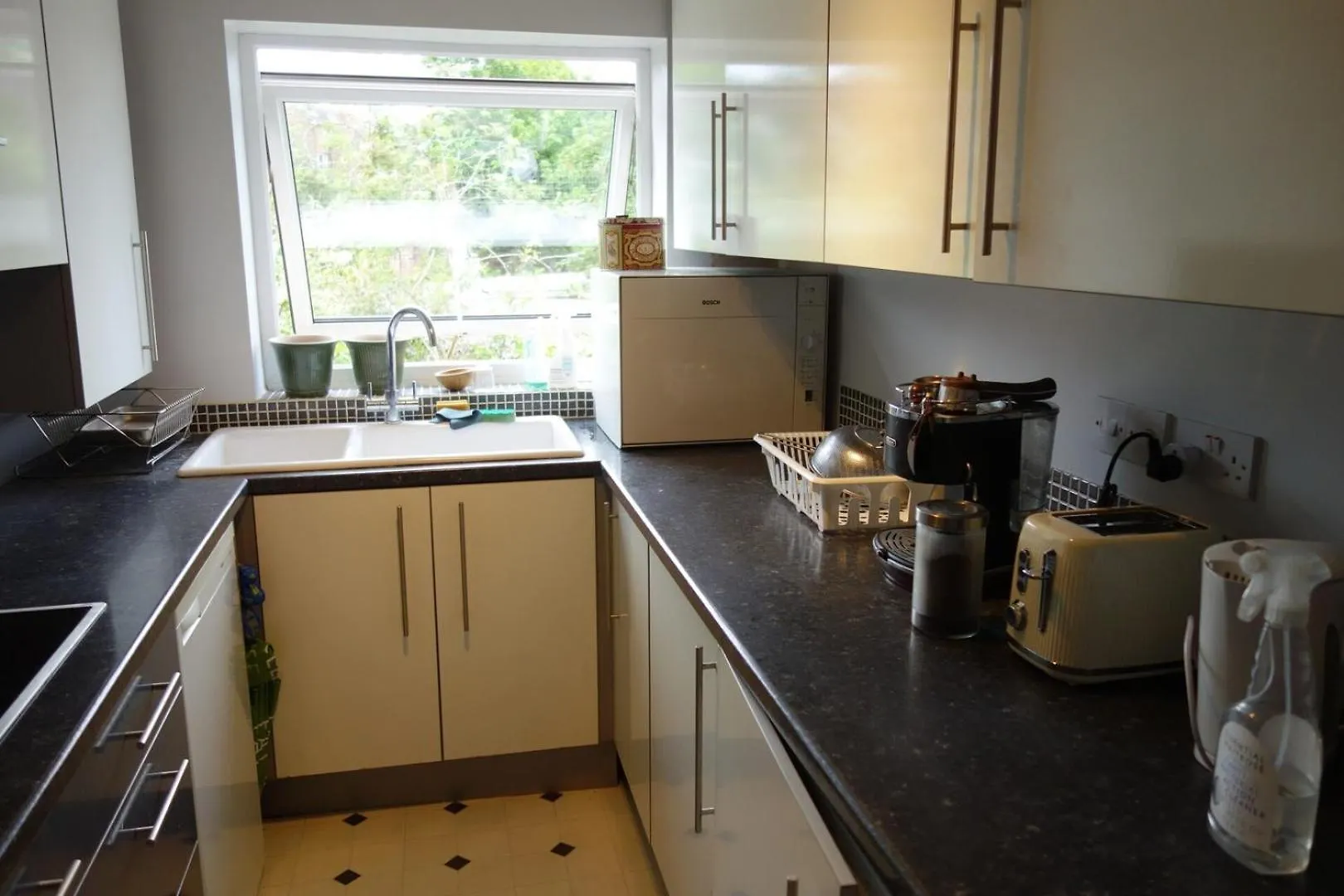 New Cosy 2 Bedroom Flat - Englefield Green 0*,  United Kingdom