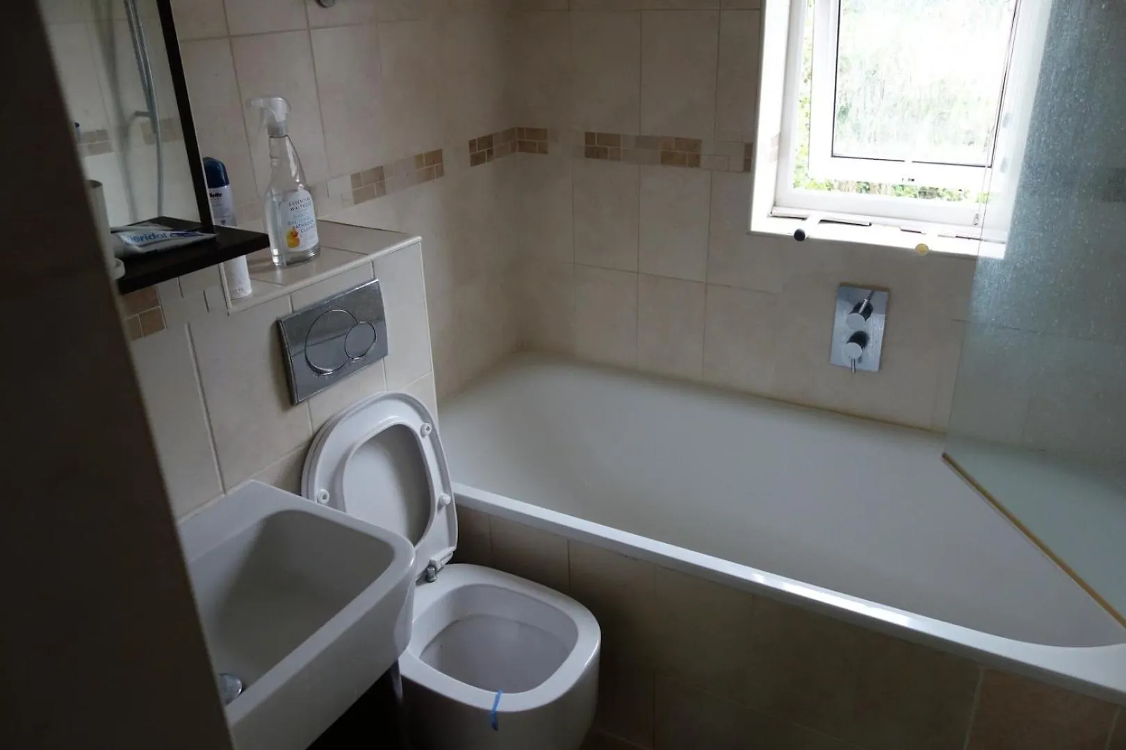 New Cosy 2 Bedroom Flat - Englefield Green 0*,